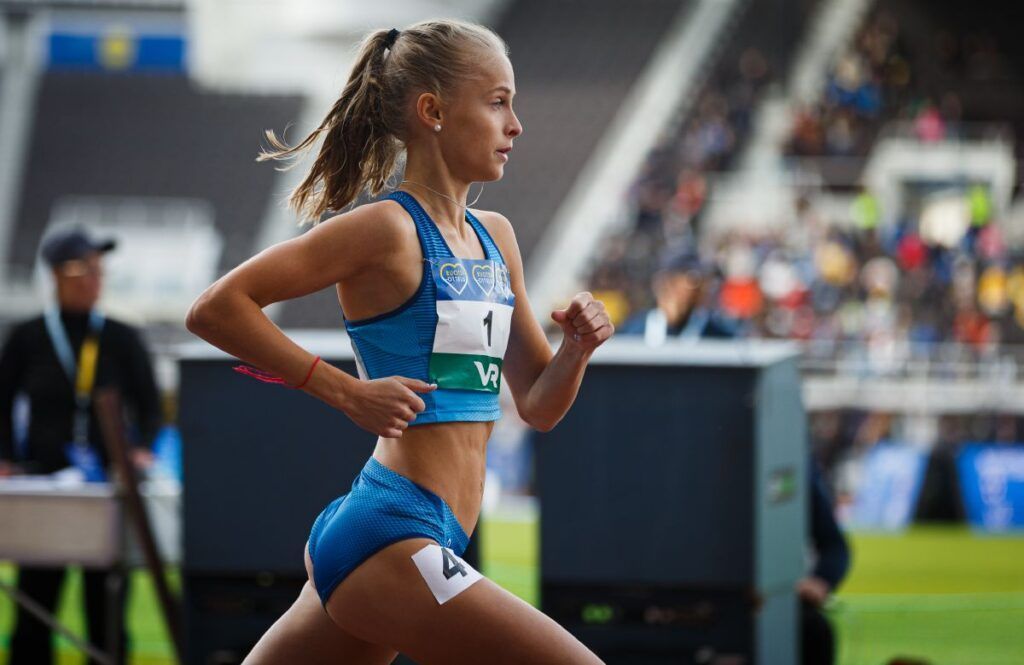 Elle Ceder juoksi Perussa nuorten MM-kisojen naisten 800 metrin alkuerässään viidenneksi ajalla 2.08,18 ja eteni välieriin aikavertailusta. Cederi yleisurheilu.fi/uutinen/elle-c…