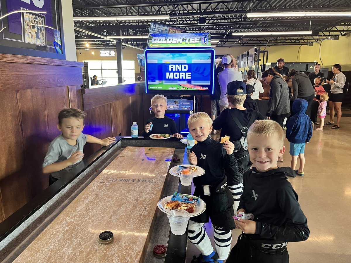 The 2024 UNRL AAA 2017 Team ended the season with a pizza party!🎉🍕
#unrlhockey #aaahockey #2017aaahockey #pizzaparty🍕