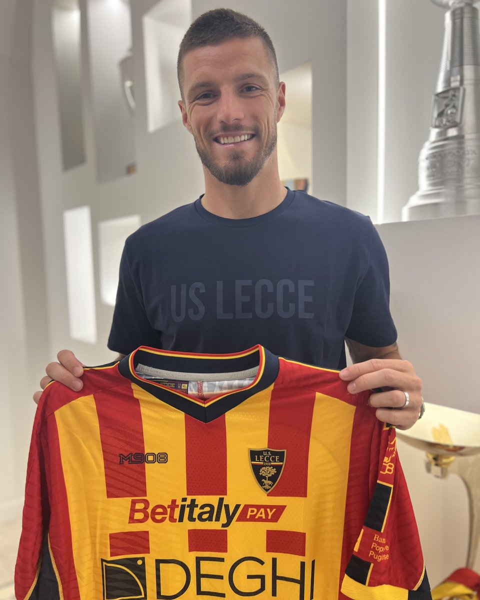 OfficialUSLecce's tweet photo. ✍🏻 🟡🔴 𝙁𝙧𝙚́𝙙𝙚́𝙧𝙞𝙘 𝙂𝙪𝙞𝙡𝙗𝙚𝙧𝙩, difensore francese classe ‘94, arriva a a titolo definitivo dal Racing Club de Strasbourg Alsace ed ha firmato un contratto che lo legherà al Lecce fino al 30 giugno 2026 con opzione per l’anno successivo. https://t.co/N4tvBFmaTo