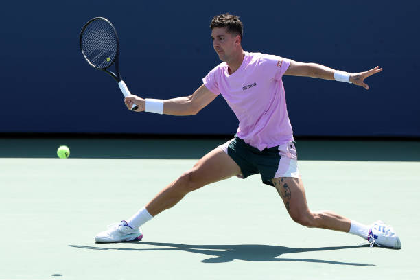 jmgmoron's tweet photo. Lo avisamos. Kokkinakis era peligroso y Tsitsipas no venía con confianza. Eliminado en primera ronda el griego, una vez más, ante un Thanasi que en los inicios de los Slams siempre viene con un puntito más.

Sin la tierra batida, Stefanos estaría fuera del Top 60 en la Race. Brutal el bajón que ha pegado el griego en pistas duras y rápidas.