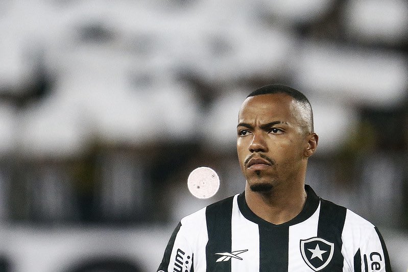 Marlon Freitas, do Botafogo, será julgado pelo STJD por falar em 'luta contra o sistema' no intervalo do jogo contra o Cuiabá.

Em caso de condenação, a punição prevê pena mínima de 1 a 4 jogos, além de multa de R$ 100 a R$ 100 mil.

🗞 <a href="/verasthiago/">Thiago Veras</a>
📸 Vítor Silva/Botafogo