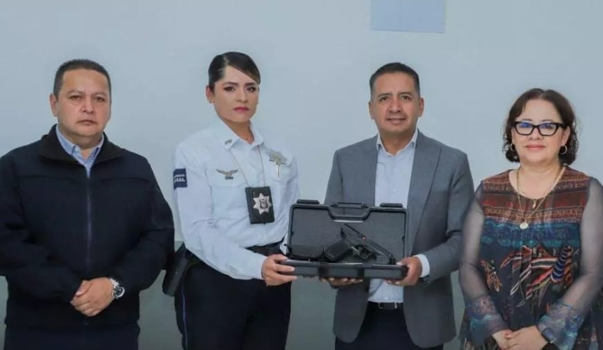 CholulaDigital's tweet image. Con una inversión de más de 274 mil pesos, el presidente de #SanAndrésCholula, #EdmundoTlatehui, entregó 30 armas cortas a la #SSPPC para reforzar la #seguridad. El objetivo: mejorar las condiciones laborales de los policías y garantizar la paz pública. 
choluladigital.com.mx/region/san-and…