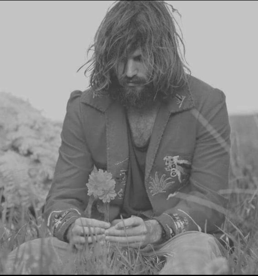 أتهموني وما لي ذنب إلا حبه
فذاك يقول مجنون
وذاك يقول الشيطان أظله ولعقله غوى
لنا أسوة بمن سار الدرب قبلنا
فقد عشقوا كما عشقنا
قد رأوا كل ما أقوله اليوم ..... وما أرى

#تجليات_الروح