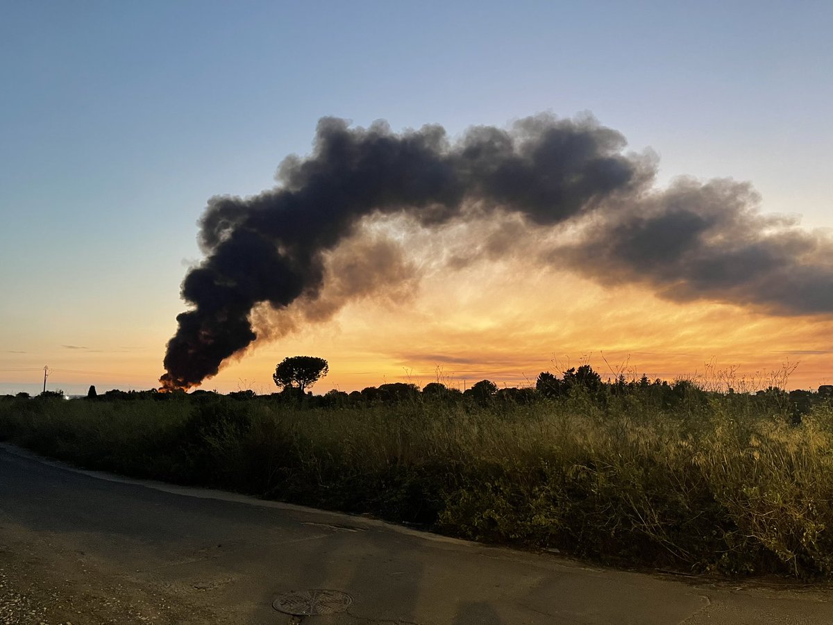squerne's tweet photo. #Serignan incendie en cours à la déchetterie @Veolia https://t.co/KckBFDISFu