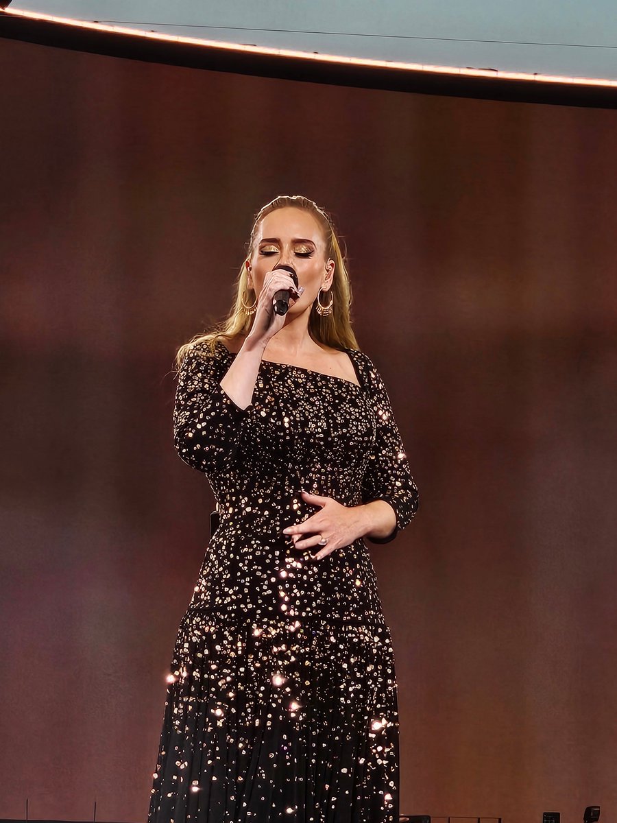 AntoineFindo's tweet photo. "Hello, it's me..." 
#AdeleLive2016 🇫🇷 vs #AdeleInMunich 2024 🇩🇪
@Adele @AdeleAccess
#Adele 👑💝 https://t.co/MSe7rz7eIn