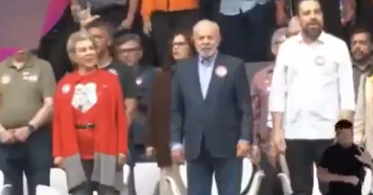 Boulos e Lula escutam hino nacional em linguagem neutra em ato de apoio à candidatura de Marçal
