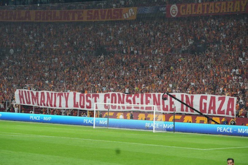 SportsZone__'s tweet photo. 📸 Personne ne risque de rater les banderoles des supporters de Galatasaray ce soir 🇹🇷 :

« #FREEPALESTINE »
« L’humanité a perdu conscience à Gaza » 🇵🇸🕊️

#UEFAChampionsLeague https://t.co/GC129QXOHd