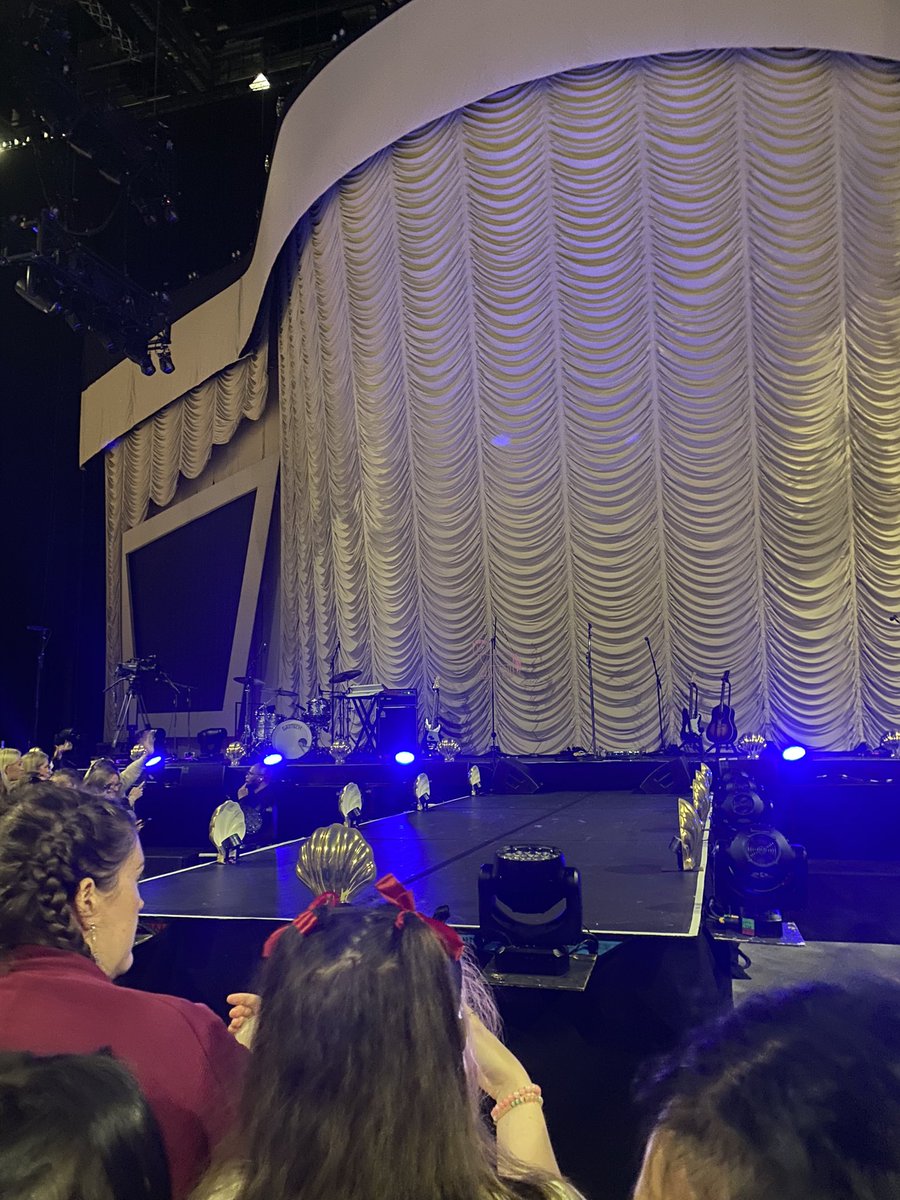 chxntm's tweet image. see u soon bestie Niall