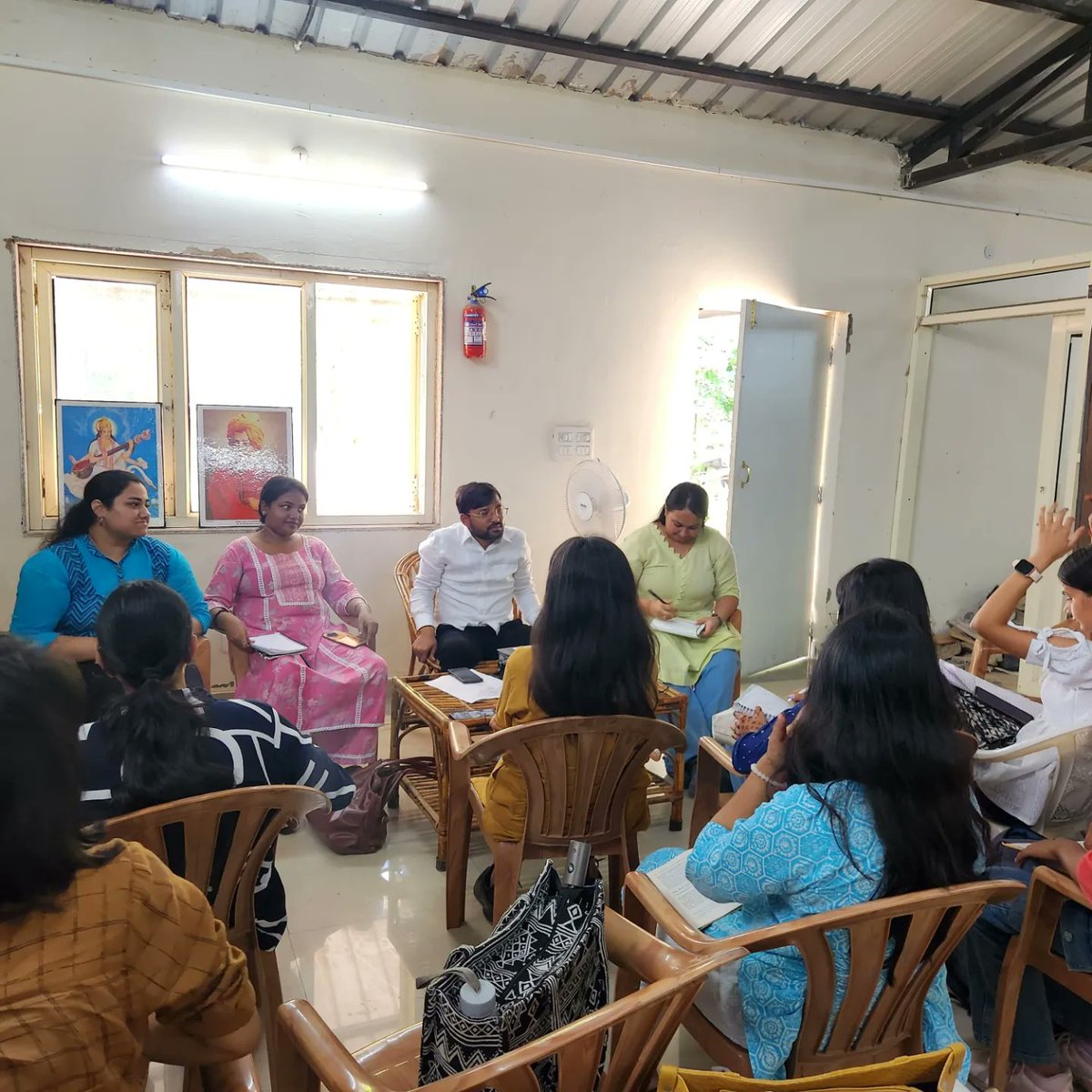 sapnada20903628's tweet photo. आज लक्ष्मीबाई कॉलेज में अगत्तर समसामयिक विषयों को लेकर मेरा प्रवास रहा। साथ ही दिल्ली प्रांत संगठन मंत्री राम जी का सानिध्य प्राप्त हुआ।
#abvpnorthcampus
#abvpdu
#ABVPDelhi
#laxmibaicollage
#abvpdelhiuniversity https://t.co/M0DsbWkMzT