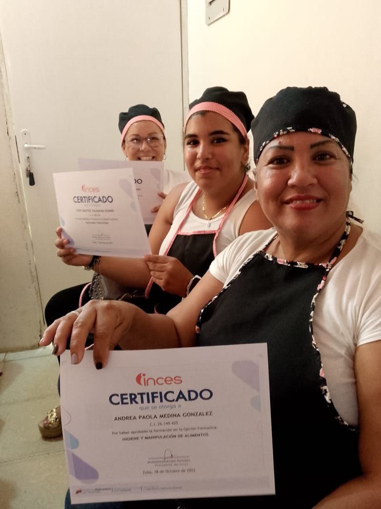 ¡Esfuerzo productivo! 

Talento, voluntad y creatividad demostraron un grupo de 21 mujeres formadas en comunidad Un Nuevo Comienzo en Pastelería y Repostería  junto a la maestra  Raíza Medina del cfs 
Cabimas recibieron sus certificados 

#AprendeLaTécnica