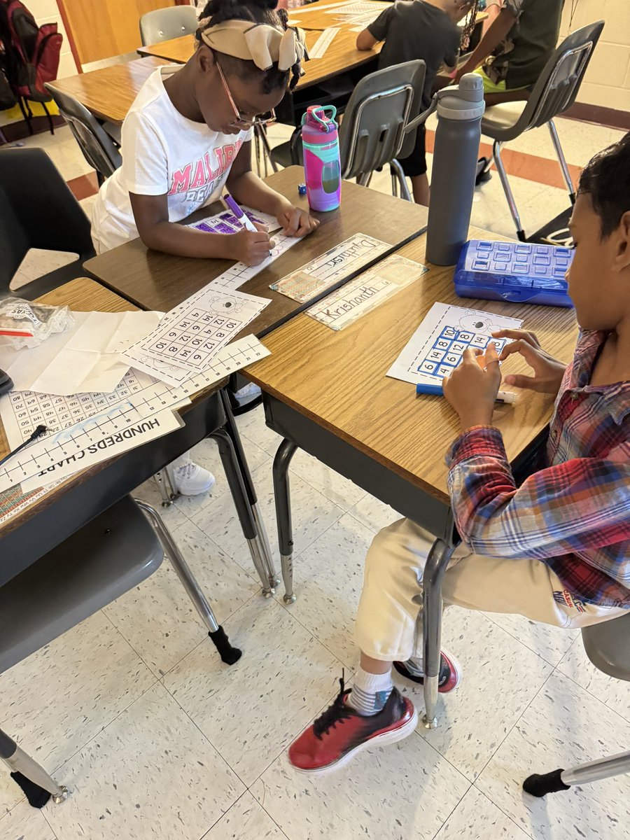 __MrsLeon's tweet photo. Great things happening in 2nd Grade! Small group instruction and interactive Math activities by Mrs.A.Gonzalez! @NISDMcDermott @NISD https://t.co/K4Xrl50qV2