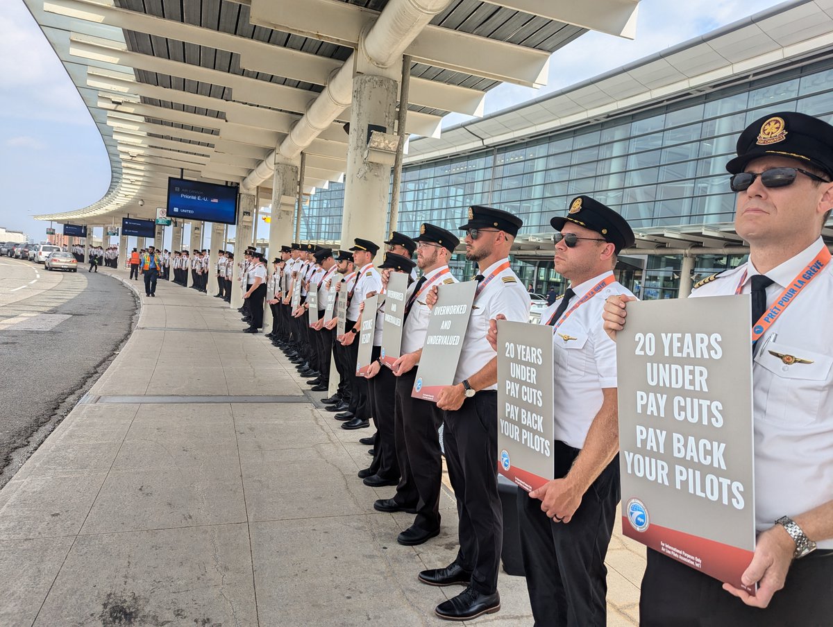 AirCanadaPilots's tweet image. YYZ pilots stand united, demonstrating our commitment to securing a world class contract that acknowledges our contributions to Air Canada&apos;s success. #StrikeReady #alpapilots #YYZ #aircanadapilots @AirCanada
