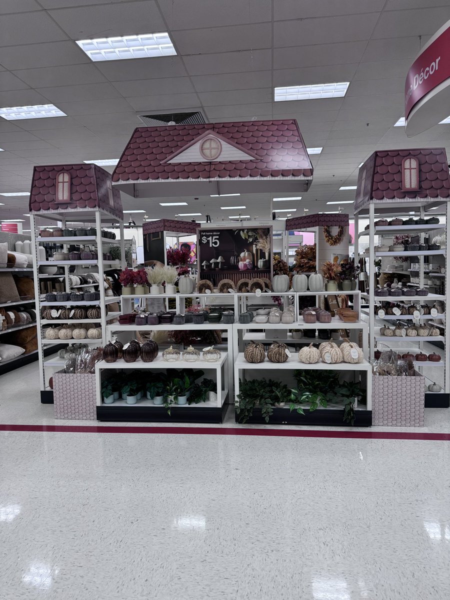 LindsayTarget's tweet image. As the crisp autumn air 🍂 settles in, it's time to refresh your home with cozy, fall-inspired decor. Embrace the season with rich, warm colors 🍁. Layer your space with texture and plush throws. And don’t forget a scented candle! 🪔 #Threshold #Target #Fall2024 #Autumnvibes
