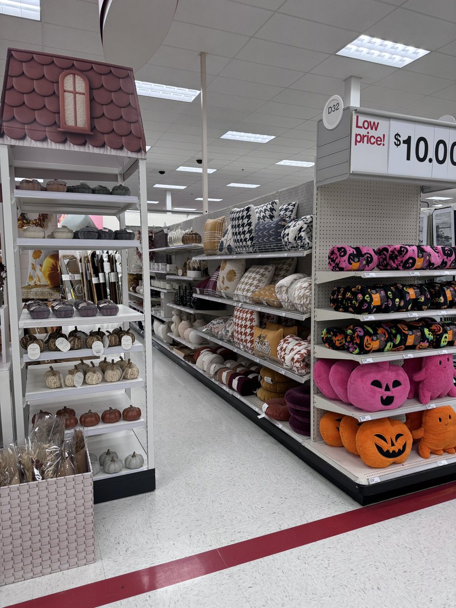 LindsayTarget's tweet image. As the crisp autumn air 🍂 settles in, it's time to refresh your home with cozy, fall-inspired decor. Embrace the season with rich, warm colors 🍁. Layer your space with texture and plush throws. And don’t forget a scented candle! 🪔 #Threshold #Target #Fall2024 #Autumnvibes