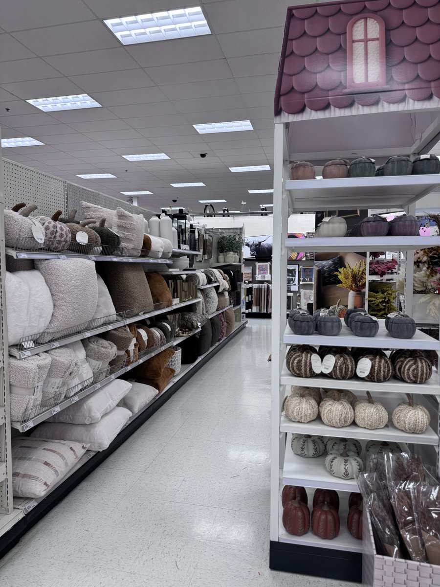 LindsayTarget's tweet image. As the crisp autumn air 🍂 settles in, it's time to refresh your home with cozy, fall-inspired decor. Embrace the season with rich, warm colors 🍁. Layer your space with texture and plush throws. And don’t forget a scented candle! 🪔 #Threshold #Target #Fall2024 #Autumnvibes