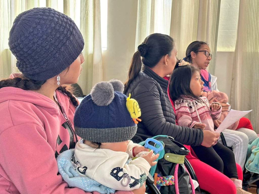 InfanciaEc's tweet photo. 📍#Riobamba | En el Círculo de Mujeres Lactantes🤱 organizado por @unicefecuador y @FLACSOec capacitamos a la comunidad de las parroquias Maldonado, Veloz y Lizarzaburu sobre la importancia de la lactancia materna para prevenir la #DesnutriciónCrónicaInfantil 😉

#LaNuevaInfancia https://t.co/Lfz5heu8xm