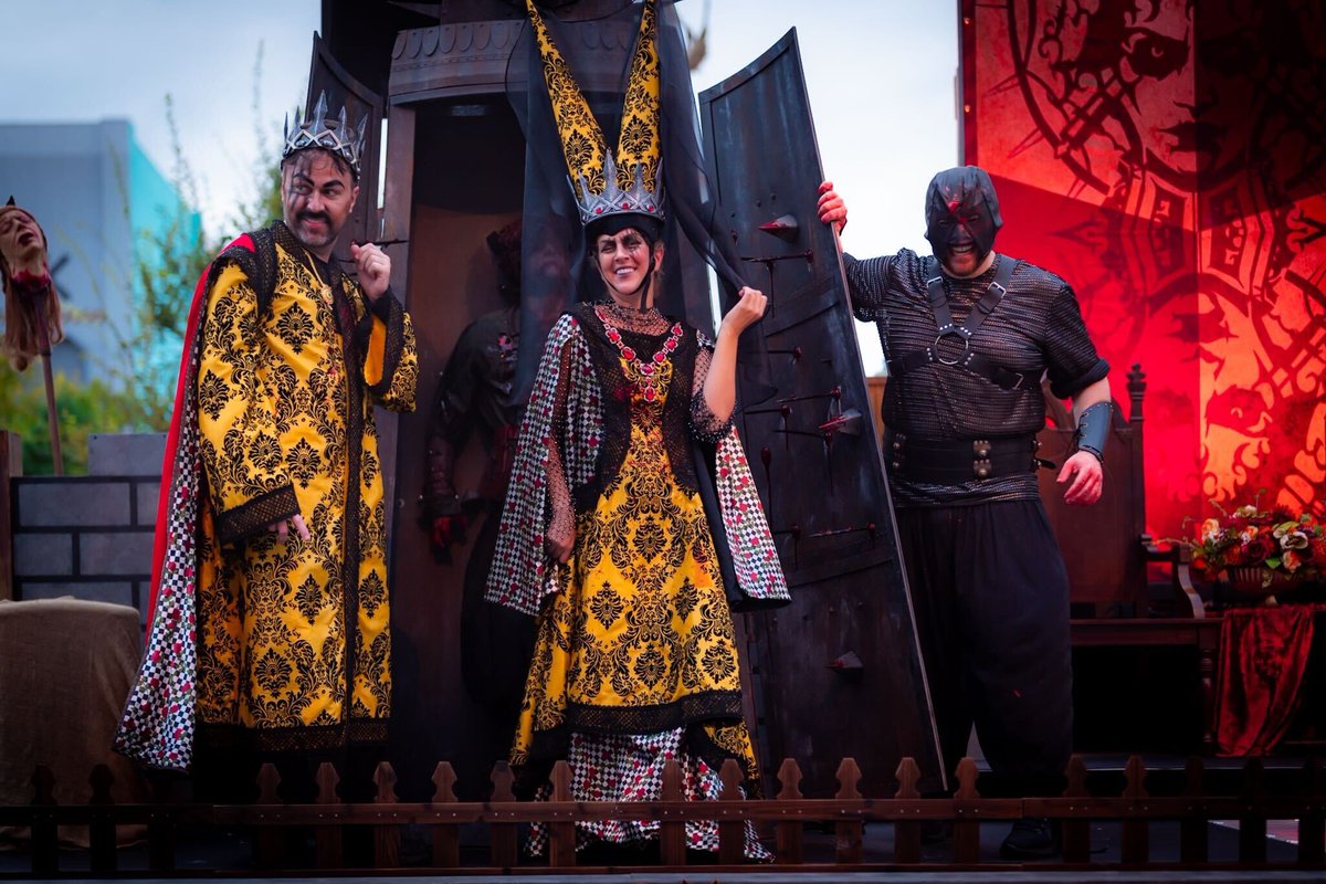 OrlandoInformer's tweet photo. Hear ye! Hear ye! The renaissance faire hast taken a fatal turn! 👑#HHN33 https://t.co/YXED2P5B1T