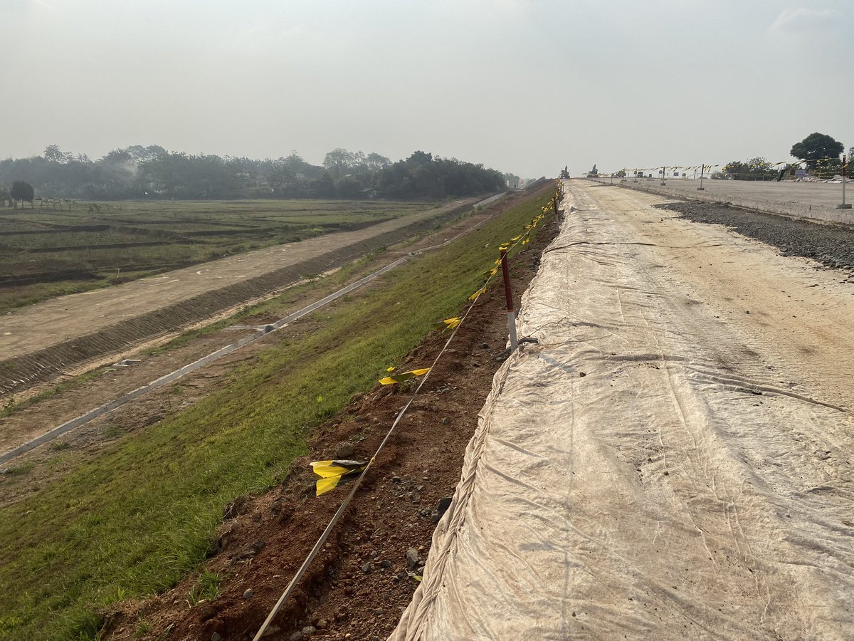 fthlbari's tweet photo. solid sodding di area lereng. https://t.co/r29SgHmqM3