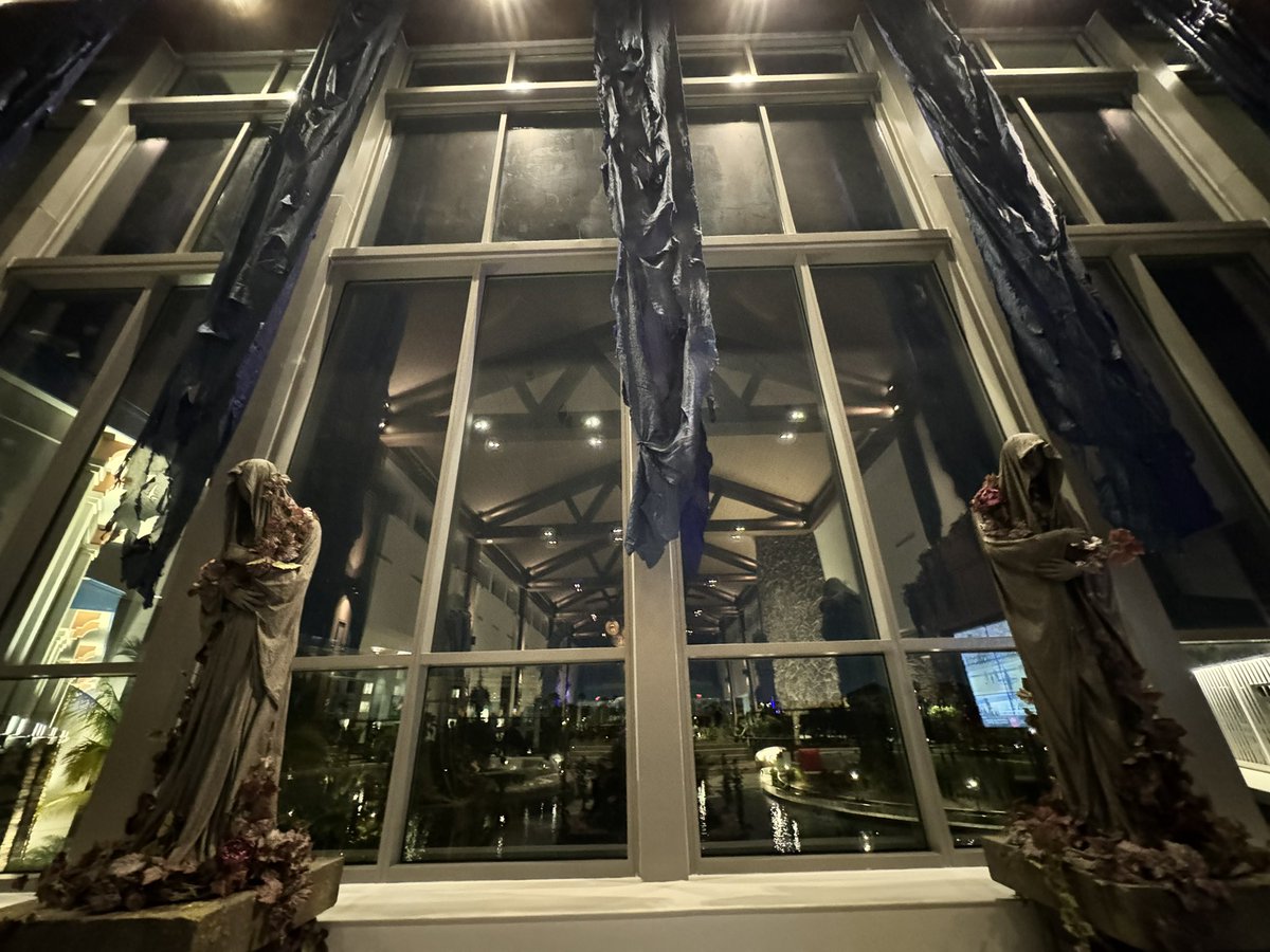 insideuniversal's tweet image. The Sapphire Falls lobby has been spookified. @HorrorNightsORL #HHN33