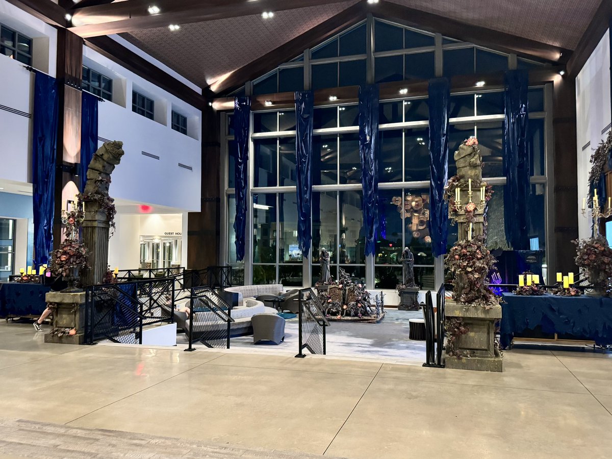 insideuniversal's tweet image. The Sapphire Falls lobby has been spookified. @HorrorNightsORL #HHN33