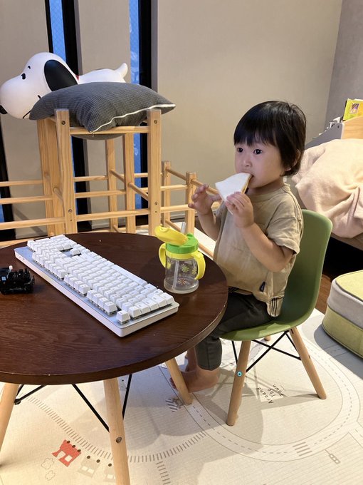 デスクワークしながらサッと食事を済ます社会人だね〜 https://t.co/bOdtL8oBFs