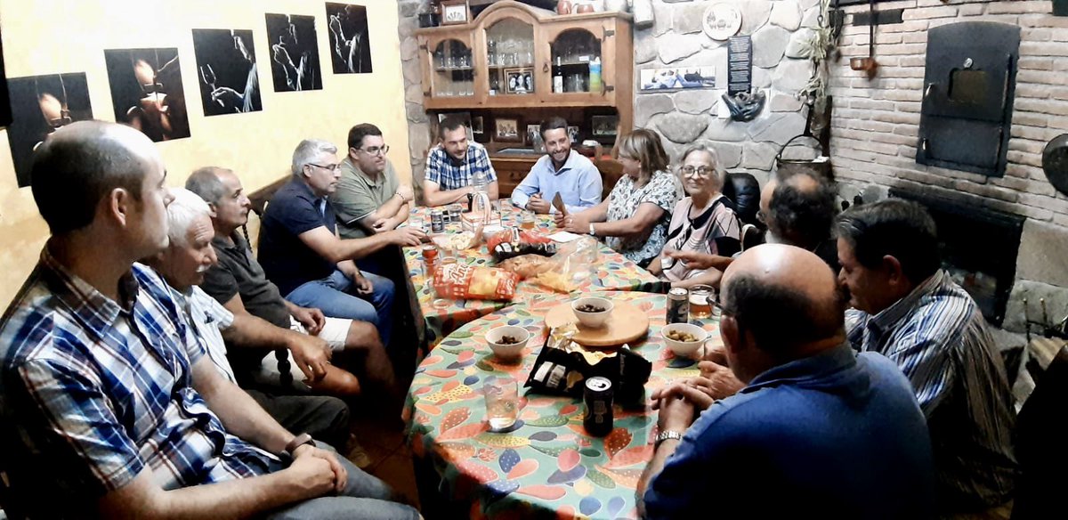 javidearnedo's tweet photo. 🌹Encuentro con compañeros y compañeras de la agrupación del Valle del Iregua (Albelda, Nalda y Viguera). Gracias por vuestro compromiso y por el trabajo que desarrolla el alcalde de Albelda de Iregua @Sergioochagavia y el SG de la agrupación @diegocoteron https://t.co/j7ZC1bbsxF