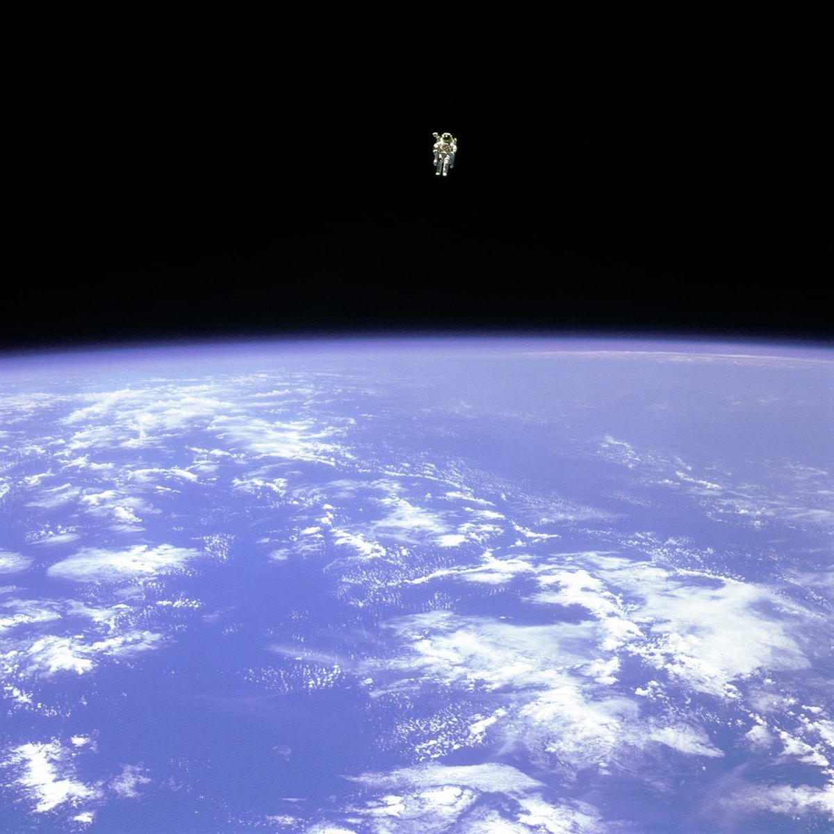1984 yılında çekilen bu görüntü, Challenger uzay aracında görevli Bruce McCandless II'yi şimdiye kadarki ilk ipsiz uzay yürüyüşlerinden birinde maksimum mesafeye ulaşırken gösteriyor.
Resim: NASA