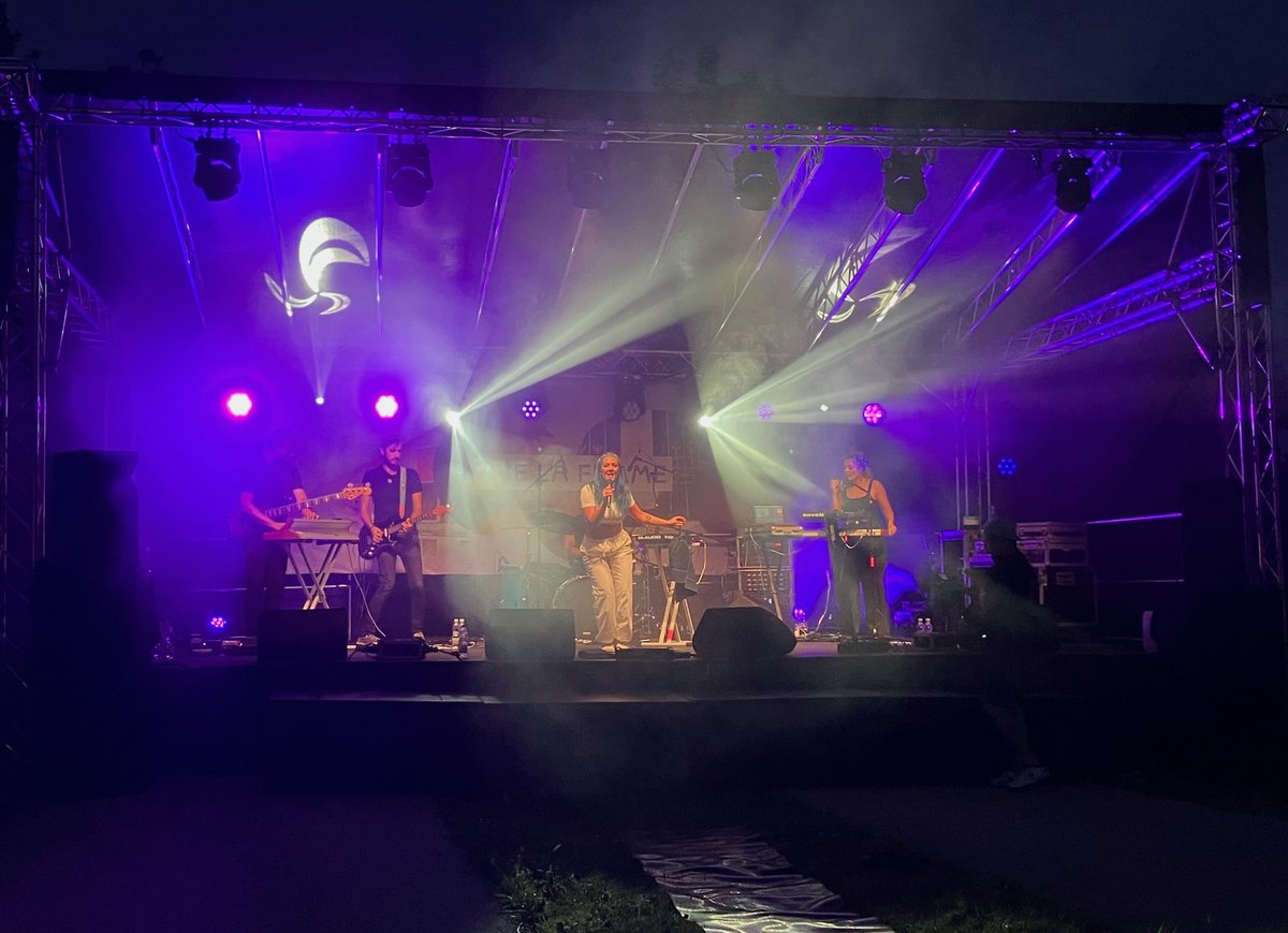 Keep cool, get tough, accelerate: <a href="/paendamusic/">PÆNDA</a> at #vivelafemme #festival #ottowagnerareal #pavillon9

>> stateofguitars.net/paenda-at-vive… 

#vivelafemmefestival #pop #electropop #paenda #callmecat #lovinmyself #narcissisticbrain #60ksavage #johnnyindigo #live #concert #stateofguitars