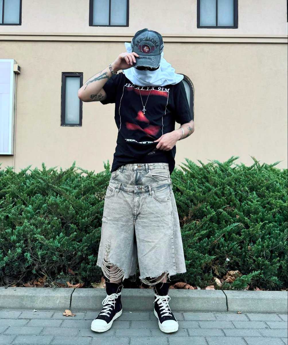 hate people who dress in opium style. 

I thought this style would never become popular in Romania, but unfortunately, I was wrong. 

People who are into this style are mostly broke because I never see them in high-end places, and most of them have long hair and are weirdos🤣