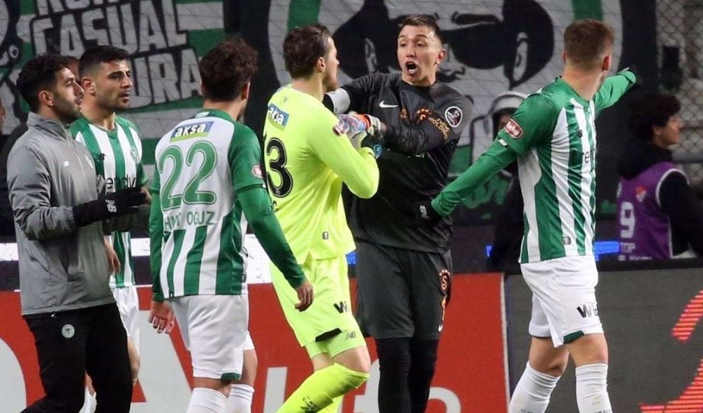 Türkiye’de rakibe saldıran Muslera’ya FAIR PLAY ödülü verilirken,Avrupa’da anında kırmızı kart verildi!