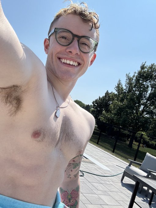 I love pool days https://t.co/PE8WBWoNFX