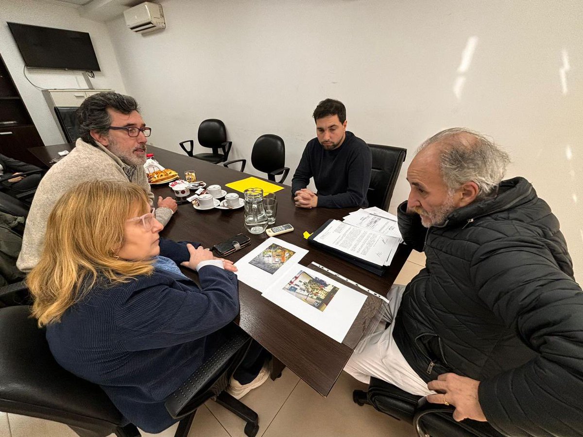 En la Comuna 11, charlamos con el Dr. Pablo Núñez, médico cirujano y Jefe Unidad de día, el Lic. Ismael Salas y el dedicado equipo de Enfermería del Hospital Zubizarreta.
Fue un encuentro muy enriquecedor. Los Profesionales de la Salud son fundamentales para que la atención