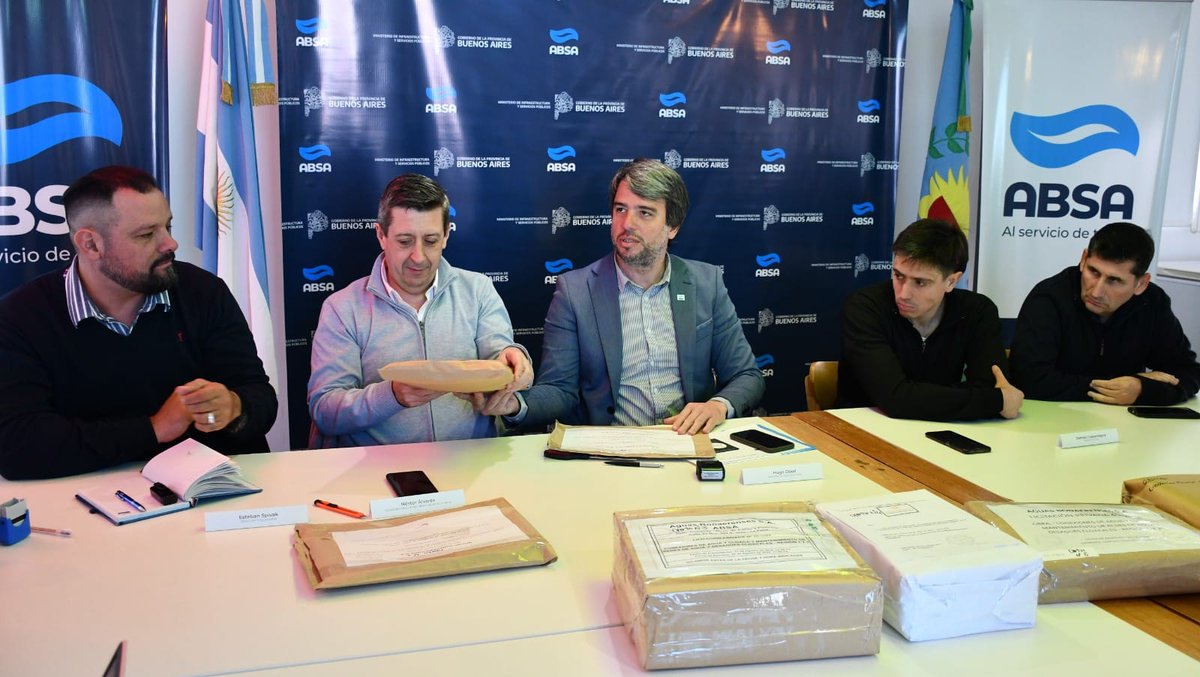 En <a href="/ABSAOficial/">ABSA</a> junto a su Presidente Hugo Obed, <a href="/Damian_m_c/">Damian Costamagna</a> presidente <a href="/ada_pba/">Autoridad del Agua</a> realizamos licitación para mejoras en redes de Región La Plata y Bahia Blanca. <a href="/Kicillofok/">Axel Kicillof</a> y <a href="/gkatopodis/">Gabriel Katopodis</a> invierten en Agua y Saneamiento en <a href="/BAProvincia/">Gobierno PBA</a> 
<a href="/EstebanSpivak/">Esteban Spivak</a> 
<a href="/fsusbielles/">Federico Susbielles</a> 
<a href="/Julio_Alak/">Julio Alak</a>