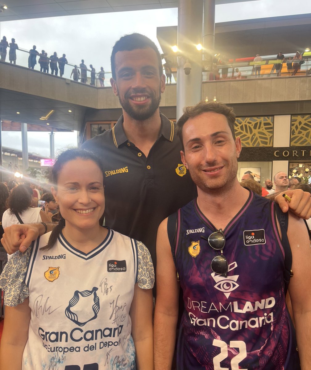 Sara22ll's tweet photo. Hoy día de estrenos de equipación para la temporada 24/25 del Granca que promete ser apasionante 🤩 gracias a todos los jugadores por el rato! 💛💙 #VAMOSGRANCA @GranCanariaCB https://t.co/R1QqqlRphz