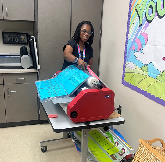 HREMustangs's tweet photo. The Mustangs are fortunate to have Mrs. Nicola Matthews as our parent educator. She enjoys helping parents and is a great resource for our staff and students. She also helps with organizing parent volunteers. #fbisd #parenteducator #HRE https://t.co/JhVyeBB5ug