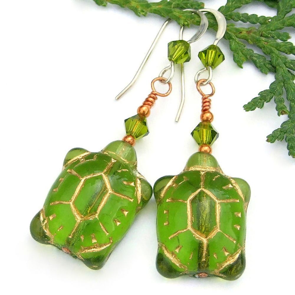 ShadowDogDesign's tweet photo. Glowing #Green Glass #Turtle #Earrings w/ Swarovski Crystals!  via @ShadowDogDesign #ccyah #ShoopSmall #BeachEarrings #TurtleEarrings     https://t.co/WxYUL3dZ4h https://t.co/X4bIChuOYI