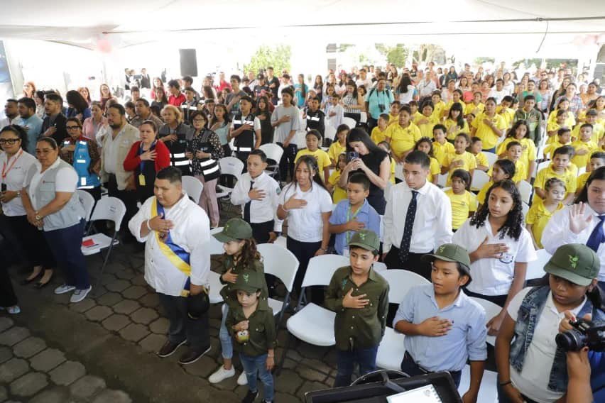 IDEM_AMDC's tweet photo. Hoy se llevo a cabo el Cabildo Abierto para la socialización y aprobación de la Política Municipal de Niñez en el Distrito Central. Con el propósito de asegurar el cumplimiento de los derechos de la niñez y adolescencia❤️🫶🏻🤝🏻 https://t.co/hg32FqvbSW