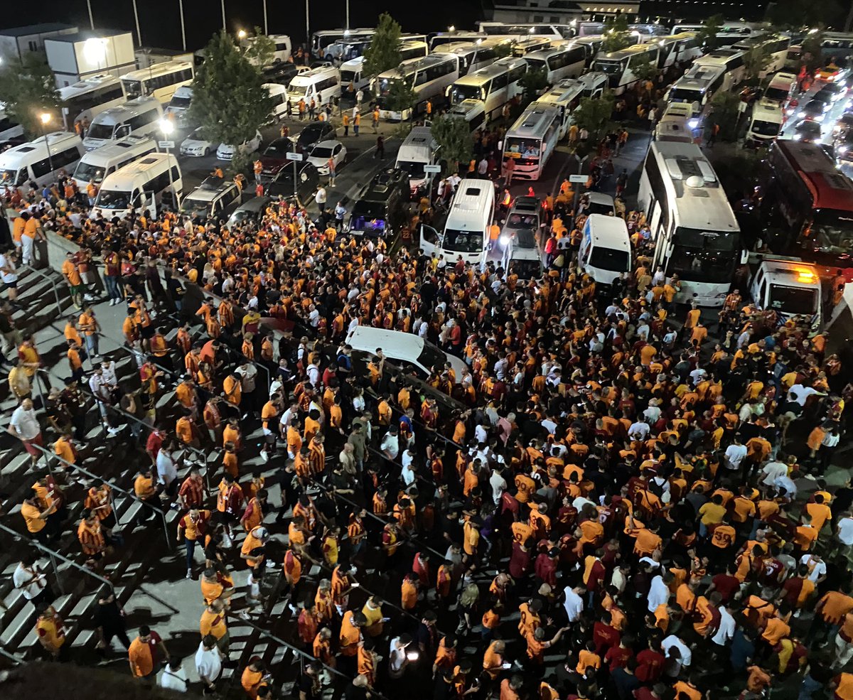 didiergalaa's tweet photo. bakın bunun ne olduğunu anlatayım size ;

Erden Timur'u göndermeyin dediğinde sırf egonuz için gönderip sözünü çiğnediğiniz taraftar bu

bize transfer lazım dediğinde susturup haksız çıkardığınız taraftar bu

Burası Galatasaray istifa edin #DursunÖzbekİstifa https://t.co/5eu769MAEN