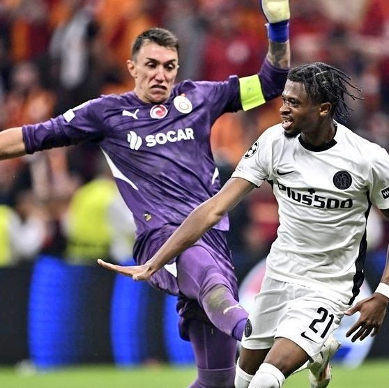 ✅ PAYLAŞ PAYLAŞTIR!

SÖZDE 'EFENDİ' MUSLERA, KENDİNDEN 17 YAŞ KÜÇÜK ÇOCUĞA GOL ATTI DİYE TEKME ATTI!