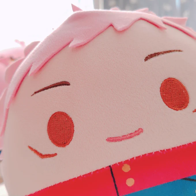 おーい、にぱ、ケツ出して寝てるとにんげんに吸われんぞんん…まだねむい…あっ、にんげん!起きた!?おはよー!…なに?近い?……いやいや、何も隠してねーって!ちょっとにんげんに近づきたくなっただけ!(はやくケツ隠せよ…!) 