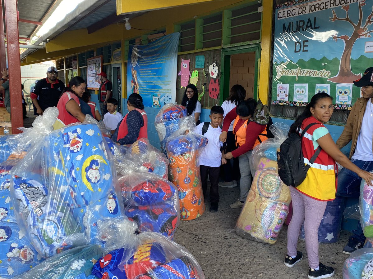 IDEM_AMDC's tweet photo. Seguimos haciendo entrega de Bed Kits en la colonia Villa Nueva✏️📙🎉🎊para seguir beneficiando a nuestros niños y niñas del Distrito Central🤝🏻♥️ https://t.co/lmpehdK8qf