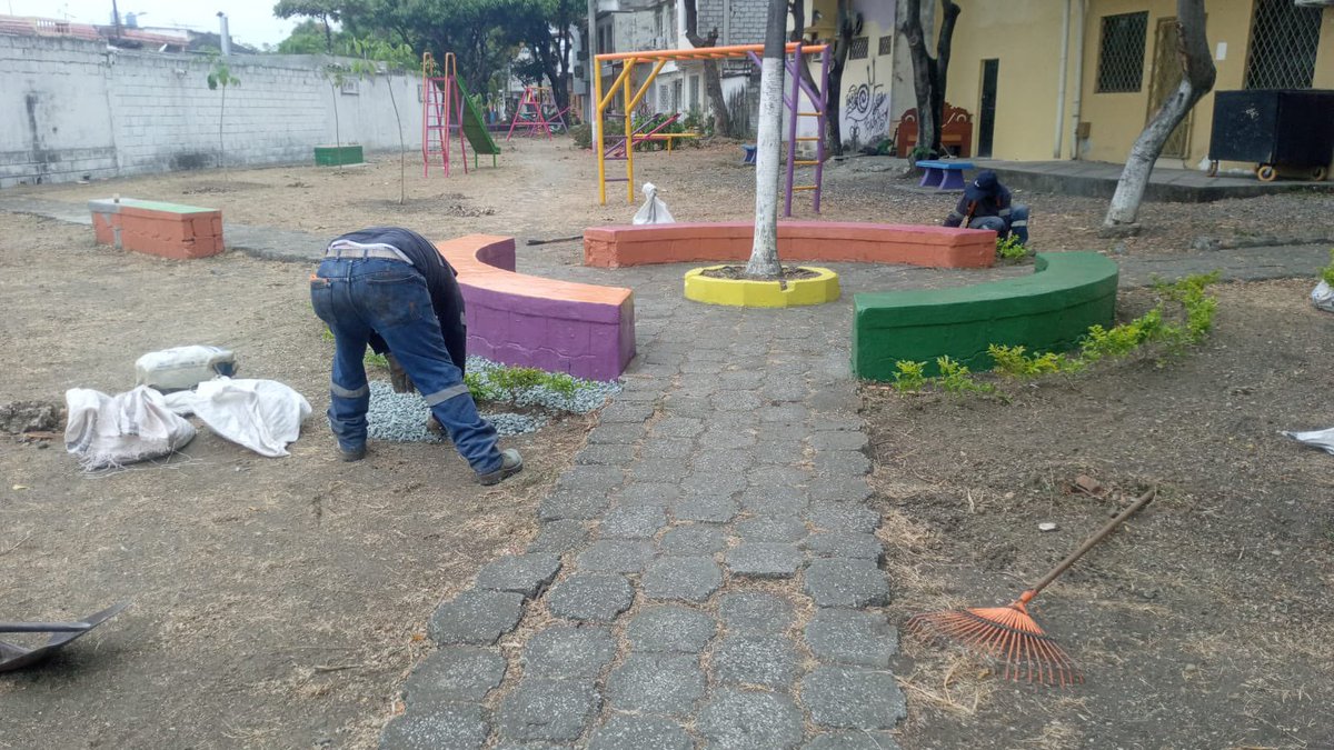 andresmurilloza's tweet photo. Un parque abandonado durante más de 25 años, guarida de delincuentes y gente d mala vida, hoy 27 de agosto de 2024 ha tomado otra forma y se nota un gran cambio para todos en la alborada 13, muchas gracias por esta magnífica gestión @aquilesalvarez @parquesgye gracias infinitas💪🏼 https://t.co/4Zg1MhnDuq