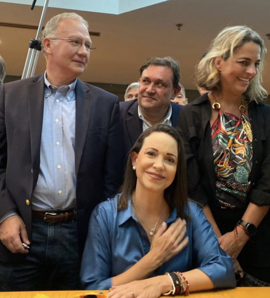 MagalliMeda's tweet photo. SIN PALABRAS! SECUESTRARON A PERKINS. Ahora te tocó a ti mi amigo @perkrocha papa,esposo, amigo.Compañero de sueños x un país para sus hijos y nietos.Un país decente, x la verdad.Carajo!!! Ya basta.Los dos hombres que nos flanquean en esta foto SECUESTRADOS en el Helicoide! https://t.co/9Nb2Ugnl6f