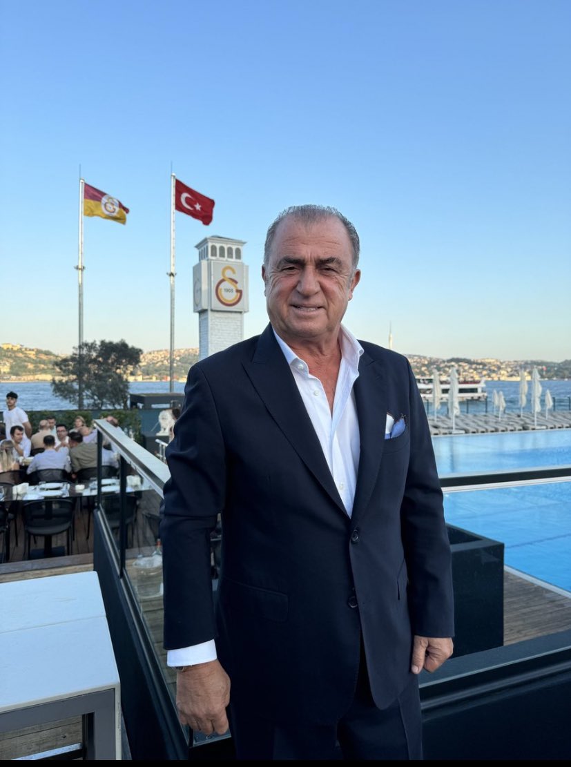 Gözümüz yollarda #FatihTerim hocam, gel de güldür yüzümüzü, kurtar bizi bu çakallar sofrasından. Gel de göster nasıl oyun oynandığını, kimseye boyun eğmeden nasıl savaşıldığını 💛❤️
#GSvsYB #Okanburukistifa #dursunözbekistifa #yönetimistifa