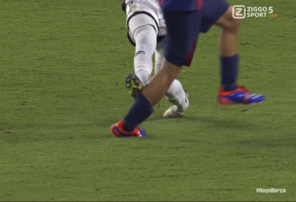 jotajordi13's tweet photo. Añade 12 minutos

No pita penalti a Olmo

No pita penalti por manos del Fayo

Anula gol legal a Lewandowski 

Amarilla por entrada criminal a Pedri

SOTO GRADO EL FICHAJE DE VERDAD DEL MADRID https://t.co/ctqpeJCuDP