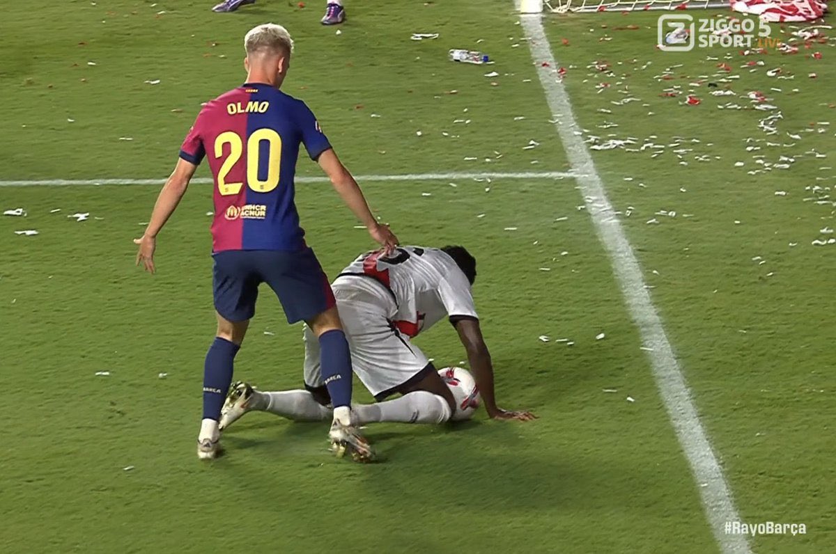 jotajordi13's tweet photo. Añade 12 minutos

No pita penalti a Olmo

No pita penalti por manos del Fayo

Anula gol legal a Lewandowski 

Amarilla por entrada criminal a Pedri

SOTO GRADO EL FICHAJE DE VERDAD DEL MADRID https://t.co/ctqpeJCuDP