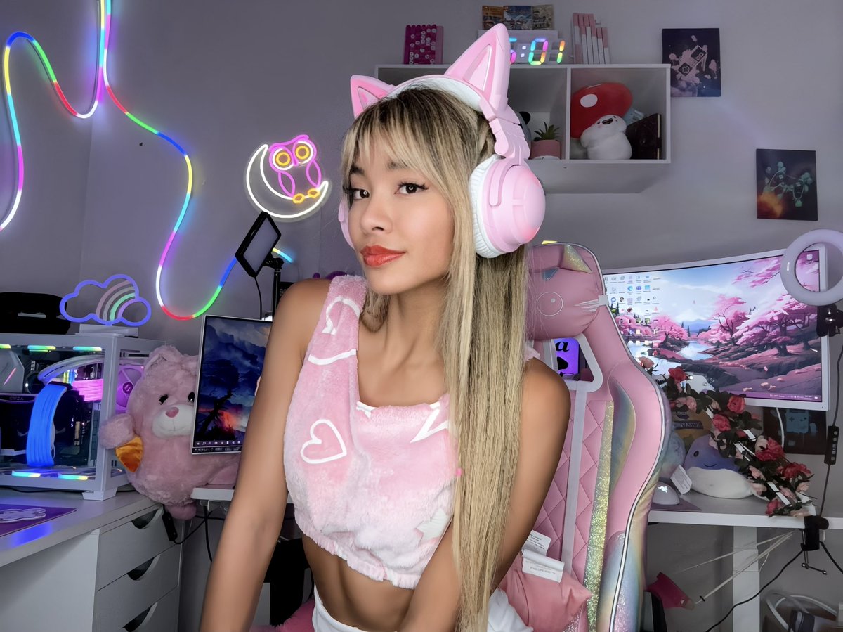 Night0wLita's tweet image. If you have to force it. Leave it. 
*Relationships.
*Friendships.
*Yoga Poses. 
*Perfect Pony Tails. 
Let that shit go. 🤣

#gamingsetup #funnyshit #girlgamer #smallstreamer #KICKPartner