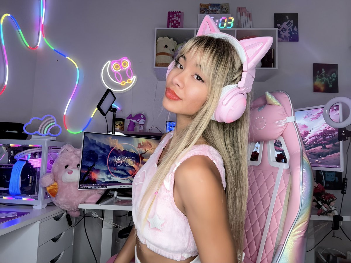 Night0wLita's tweet image. If you have to force it. Leave it. 
*Relationships.
*Friendships.
*Yoga Poses. 
*Perfect Pony Tails. 
Let that shit go. 🤣

#gamingsetup #funnyshit #girlgamer #smallstreamer #KICKPartner