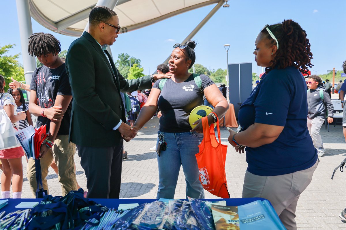 DCPSChancellor's tweet image. Uniting with the @dcpublicschools village is a game winning strategy for a positive school year.

Great to see DC&apos;s students &amp;amp; families celebrate our new chapter at @DYRSDC&apos;s Back to School Day at #RFKStadium 🏟️

#BackToDCPS