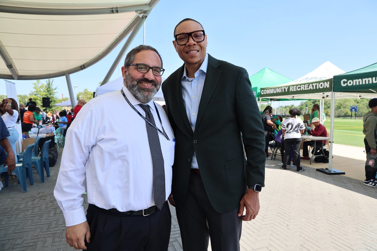 DCPSChancellor's tweet image. Uniting with the @dcpublicschools village is a game winning strategy for a positive school year.

Great to see DC&apos;s students &amp;amp; families celebrate our new chapter at @DYRSDC&apos;s Back to School Day at #RFKStadium 🏟️

#BackToDCPS